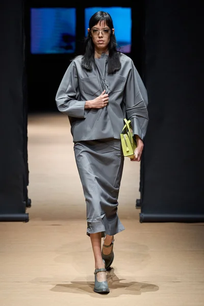 Look 16